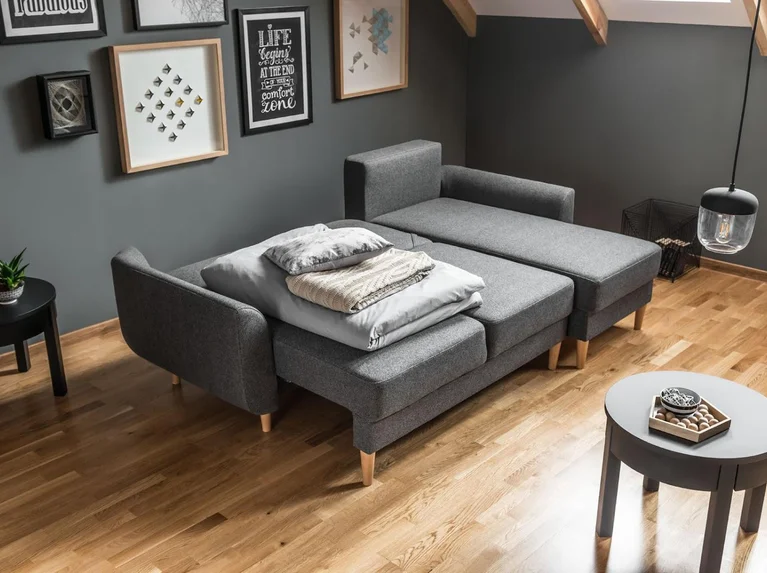 Szara sofa z funkcją spania
